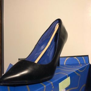 Antonia Saint black pumps